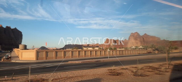  الشوارع والطرقات الاسفلتية المعبدة في الصحراء، التشكيلات و التكوينات الصخرية في العلا وسط صحاري المملكة العربية السعودية، المعالم التاريخية القديمة في مدائن صالح، الأماكن السياحية في المناطق الصحراوية