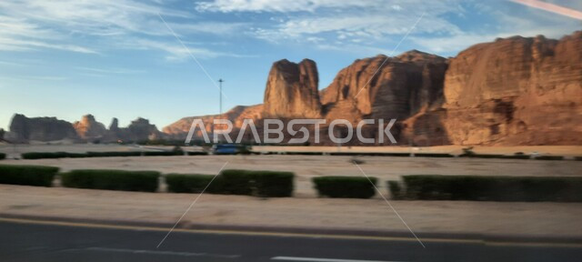  الشوارع والطرقات الاسفلتية المعبدة في الصحراء، التشكيلات و التكوينات الصخرية في العلا وسط صحاري المملكة العربية السعودية، المعالم التاريخية القديمة في مدائن صالح، الأماكن السياحية في المناطق الصحراوية