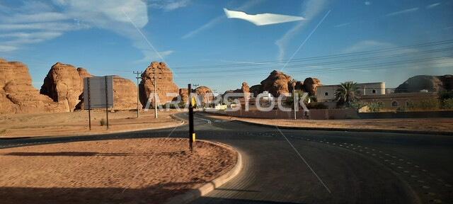  الشوارع والطرقات الاسفلتية المعبدة في الصحراء، التشكيلات و التكوينات الصخرية في العلا وسط صحاري المملكة العربية السعودية، المعالم التاريخية القديمة في مدائن صالح، الأماكن السياحية في المناطق الصحراوية