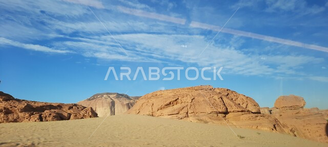  التكوينات والتشكيلات الصخرية في مدينة العلا وسط صحاري المملكة العربية السعودية، المعالم التاريخية القديمة في مدائن صالح، الأماكن السياحية في المناطق الصحراوية، الرمال الذهبية الناعمة في الصحراء