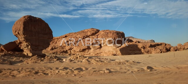  التكوينات والتشكيلات الصخرية في مدينة العلا وسط صحاري المملكة العربية السعودية، المعالم التاريخية القديمة في مدائن صالح، الأماكن السياحية في المناطق الصحراوية، الرمال الذهبية الناعمة في الصحراء