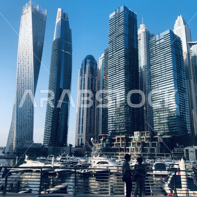 الفن الهندسي المعماري المتطور للمنشآت التجارية والسكنية، النمو والتقدم العمراني للأبراج وناطحات السحاب المطلة على مرسى اليخوت في مارينا دبي، المناطق والمعالم الساحلية السياحية المشهورة في الإمارات العربية المتحدة