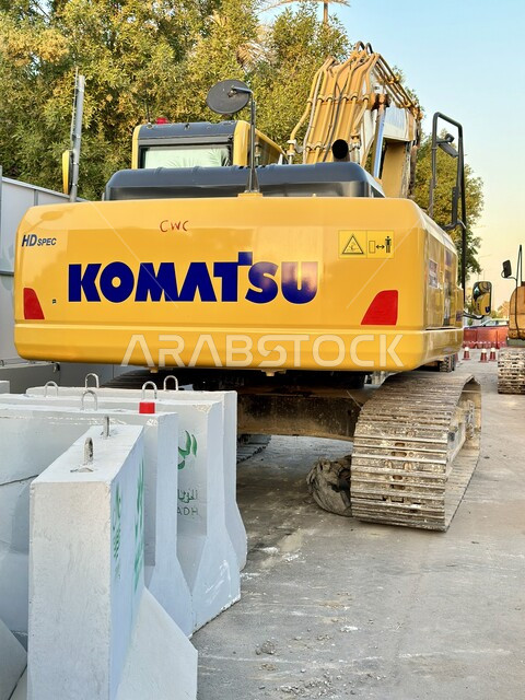 مفهوم الهندسة المعمارية والإنشاءات، الاعتماد على الآلات والمعدات الثقيلة في أعمال البناء، مهن ووظائف هندسية صناعية في المملكة العربية السعودية، تحسين البنية التحتية لإقامة المباني والمشاريع الحديثة، مشروع الرياض الخضراء