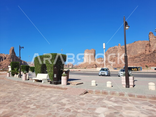 المعالم التاريخية القديمة في مدائن صالح في النهار، منتزه العلا الشتوي في العلا في المملكة العربية السعودية،، الأماكن السياحية في المناطق الصحراوية، الرمال الذهبية الناعمة في الصحراء