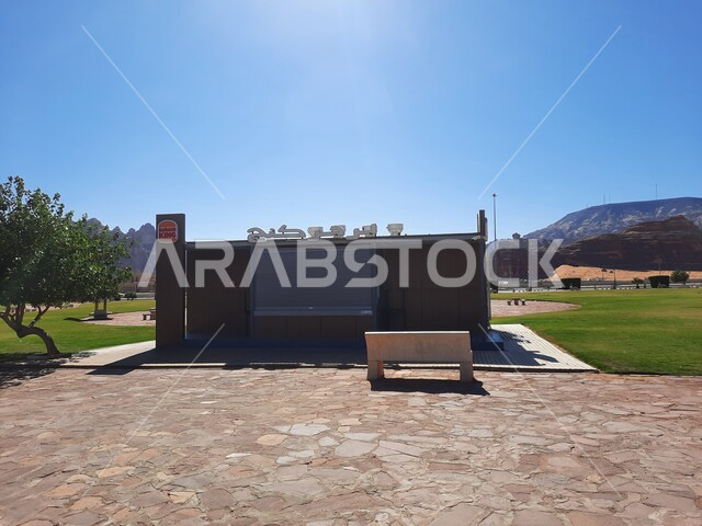 المعالم التاريخية القديمة في مدائن صالح في النهار، منتزه العلا الشتوي في العلا في المملكة العربية السعودية،، الأماكن السياحية في المناطق الصحراوية، الرمال الذهبية الناعمة في الصحراء