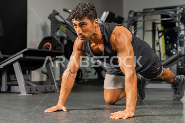 شاب عربي خليجي إماراتي يرتدي ملابس الرياضة يقوم بممارسة التمارين الرياضية البدنية، المحافظة على أسلوب حياة صحي، حرق الدهون وتقليل الوزن، إيماءات القوة والنشاط، مفهوم اللياقة والرشاقة، تقوية الجسم وبنائه، رجل سعودي يمارس أنشطة لتقوية العضلات