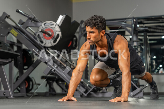 إيماءات القوة والنشاط، تقوية الجسم وبنائه، شاب عربي خليجي إماراتي يرتدي ملابس الرياضة يقوم بممارسة التمارين الرياضية البدنية، المحافظة على أسلوب حياة صحي، مفهوم اللياقة والرشاقة، رجل سعودي يمارس أنشطة لتقوية العضلات، حرق الدهون وتقليل الوزن