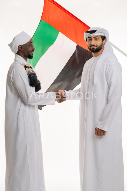 مفهوم المصافحة والاتفاق, الاحتفال باليوم الوطني الإماراتي 2 ديسمبر, الأعياد والمناسبات الوطنية, ذكرى يوم العلم 3 نوفمبر, بورتريه لشاب عربي خليجي إماراتي يرتدي الكندورة والغترة البيضاء يصافح رجل سوداني, خلفية بيضاء