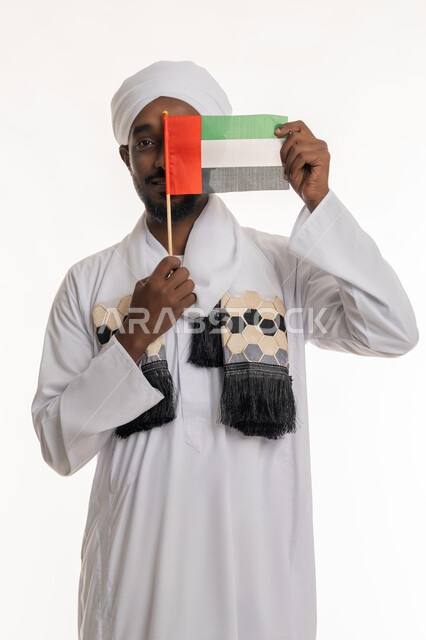 استذكار يوم العلم 3 نوفمبر, اليوم الوطني الإماراتي 2 ديسمبر, الاحتفال بالأعياد والمناسبات الوطنية, بورتريه لرجل عربي سوداني يرتدي الجلابية والعمامة السودانية يحمل علم الإمارات العربية المتحدة, خلفية بيضاء