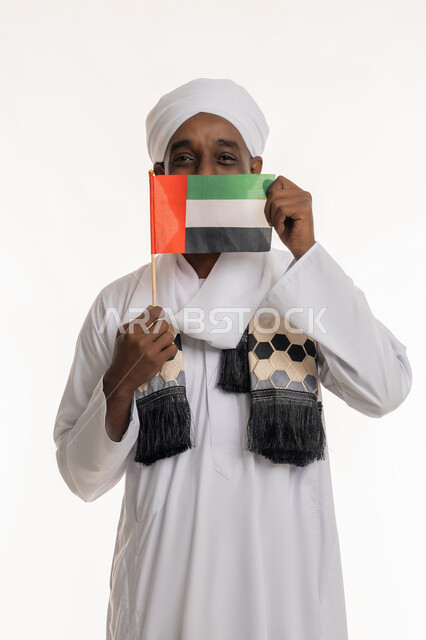 اليوم الوطني الإماراتي 2 ديسمبر, استذكار يوم العلم 3 نوفمبر, الاحتفال بالأعياد والمناسبات الوطنية, بورتريه لرجل عربي سوداني يرتدي الجلابية والعمامة السودانية يحمل علم الإمارات العربية المتحدة, خلفية بيضاء