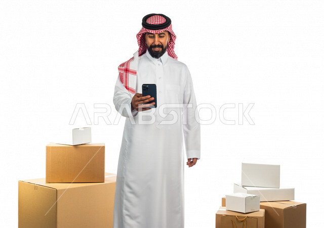 بورتريه لرجل عربي سعودي خليجي يعمل في توصيل الطلبات والبضائع للزبائن, التسوق الالكتروني, طلبات اونلاين, امين مخازن, توثيق الطلبات,  الشراء والتوصيل عبر تطبيقات الهاتف المحمول