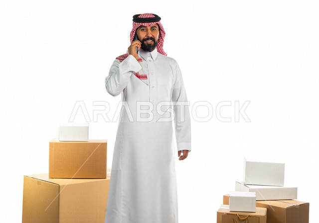 بورتريه لرجل عربي سعودي خليجي يعمل في توصيل الطلبات والبضائع للزبائن, التسوق الالكتروني, طلبات اونلاين, عملية شحن وتوصيل موثوقه, امين مخازن, توثيق الطلبات, تاكيد الحجوزات, التأكد من توفر البضائع, التواصل الفعال مع العملاء, تأكيد مواعيد الاستلام