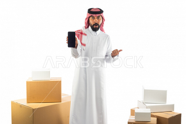 بورتريه لرجل عربي سعودي خليجي يعمل في توصيل الطلبات والبضائع للزبائن, التسوق الالكتروني, طلبات اونلاين, امين مخازن, توثيق الطلبات,  الشراء والتوصيل عبر تطبيقات الهاتف المحمول