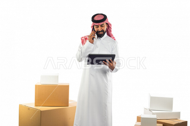 بورتريه لرجل عربي سعودي خليجي يعمل في توصيل الطلبات والبضائع للزبائن, التسوق الالكتروني, طلبات اونلاين, عملية شحن وتوصيل موثوقه, امين مخازن, توثيق الطلبات, تاكيد الحجوزات, التأكد من توفر البضائع, التواصل الفعال مع العملاء, تأكيد مواعيد الاستلام