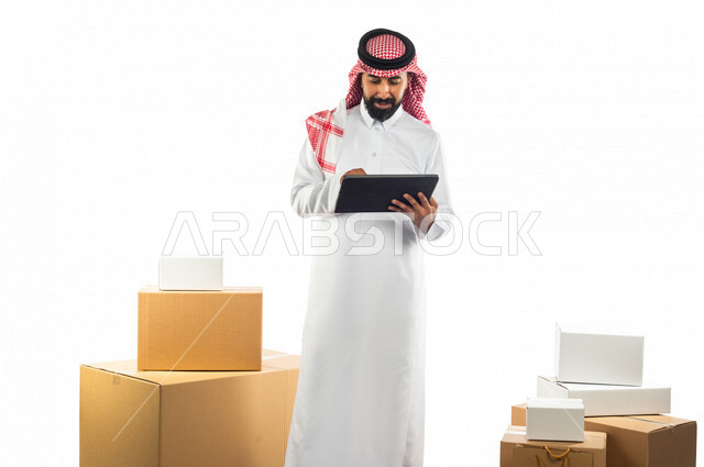 بورتريه لرجل عربي سعودي خليجي يعمل في توصيل الطلبات والبضائع للزبائن, التسوق الالكتروني, طلبات اونلاين, عملية شحن وتوصيل موثوقه, امين مخازن, مندوب مبيعات, توثيق الطلبات, تاكيد الحجوزات, التأكد من وجود البضائع وتوفرها