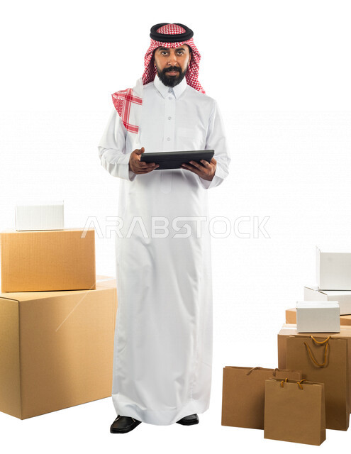 بورتريه لرجل عربي سعودي خليجي يعمل في توصيل الطلبات والبضائع للزبائن, التسوق الالكتروني, طلبات اونلاين, عملية شحن وتوصيل موثوقه, امين مخازن, مندوب مبيعات, توثيق الطلبات, تاكيد الحجوزات, التأكد من وجود البضائع وتوفرها
