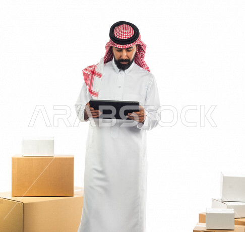 بورتريه لرجل عربي سعودي خليجي يعمل في توصيل الطلبات والبضائع للزبائن, التسوق الالكتروني, طلبات اونلاين, عملية شحن وتوصيل موثوقه, امين مخازن, مندوب مبيعات, توثيق الطلبات, تاكيد الحجوزات, التأكد من وجود البضائع وتوفرها