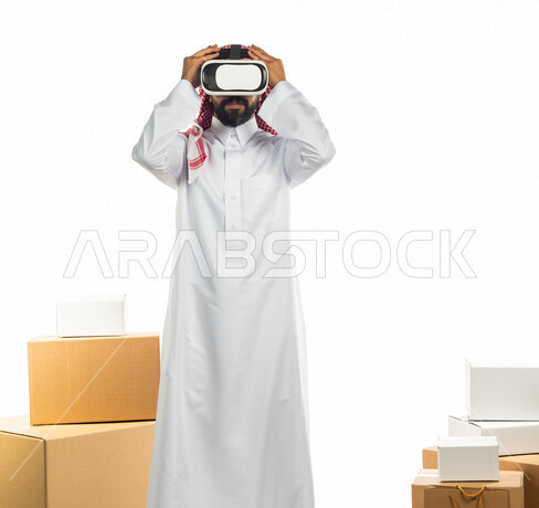 بورتريه لرجل عربي سعودي خليجي يعمل في شحن و توصيل الطلبات يرتدي نظارة الواقع الافتراضي, استخدام التقنيه الحديثه لتوصيل الطلبات, الشحن والتوصيل في العالم الافتراضي, خدمات متطوره, خدمة التوصيل السريع بالتقنيه الحديثه, بيئة شحن  وتوصيل للبضائع ثلاثية الأبعاد