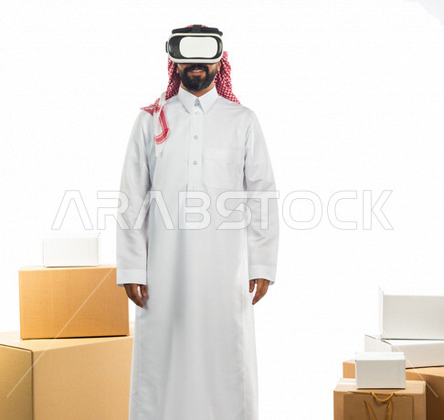 بورتريه لرجل عربي سعودي خليجي يعمل في شحن و توصيل الطلبات يرتدي نظارة الواقع الافتراضي, استخدام التقنيه الحديثه لتوصيل الطلبات, الشحن والتوصيل في العالم الافتراضي, خدمات متطوره, خدمة التوصيل السريع بالتقنيه الحديثه, بيئة شحن  وتوصيل للبضائع ثلاثية الأبعاد