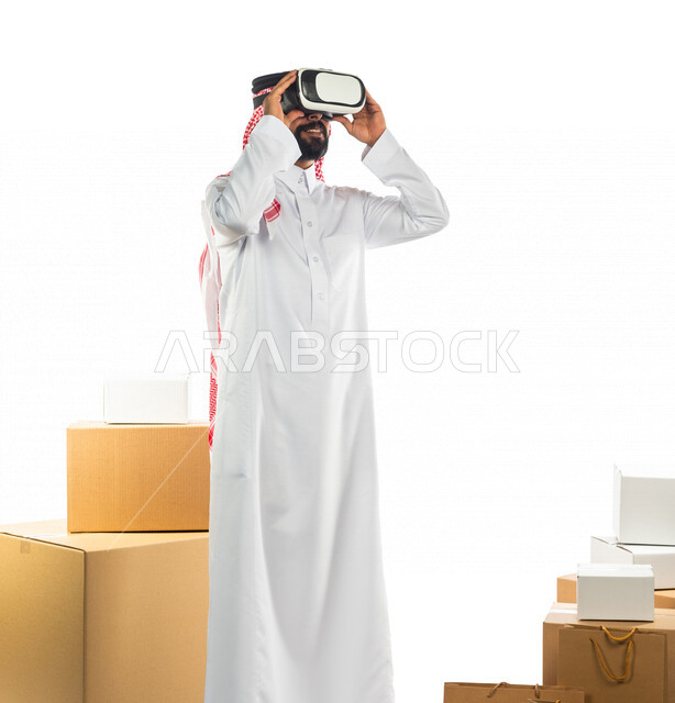 بورتريه لرجل عربي سعودي خليجي يعمل في شحن و توصيل الطلبات يرتدي نظارة الواقع الافتراضي, استخدام التقنيه الحديثه لتوصيل الطلبات, الشحن والتوصيل في العالم الافتراضي, خدمات متطوره, خدمة التوصيل السريع بالتقنيه الحديثه, بيئة شحن  وتوصيل للبضائع ثلاثية الأبعاد