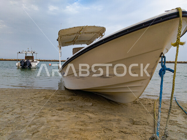 جذب واستقطاب السائحين من أنحاء العالم, النقل البحري في المملكة العربية السعودية, الجولات والرحلات البحرية الترفيهية, المعالم والأماكن السياحية الساحلية المشهورة, الاستمتاع بممارسة هواية اصطياد الأسماك, قارب لصيد السمك في البحر الأحمر