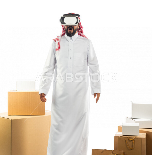 بورتريه لرجل عربي سعودي خليجي يعمل في شحن و توصيل الطلبات يرتدي نظارة الواقع الافتراضي, استخدام التقنيه الحديثه لتوصيل الطلبات, الشحن والتوصيل في العالم الافتراضي, خدمات متطوره, خدمة التوصيل السريع بالتقنيه الحديثه, بيئة شحن  وتوصيل للبضائع ثلاثية الأبعاد