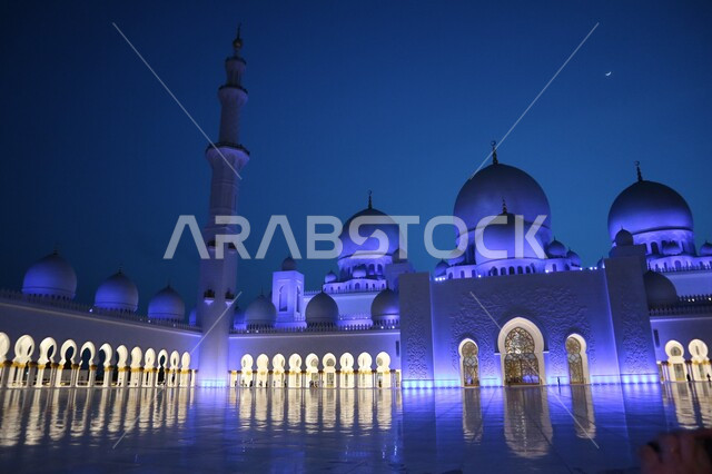 الفن الهندسي المعماري لبناء المساجد على الطراز العربي الإسلامي, التصاميم المميزة للقبب والمآذن, مسجد مضيء في الليل في الإمارات العربية المتحدة, نداء المسلمين لأداء الفرائض والصلوات, مفهوم العبادة والتقرب إلى الله