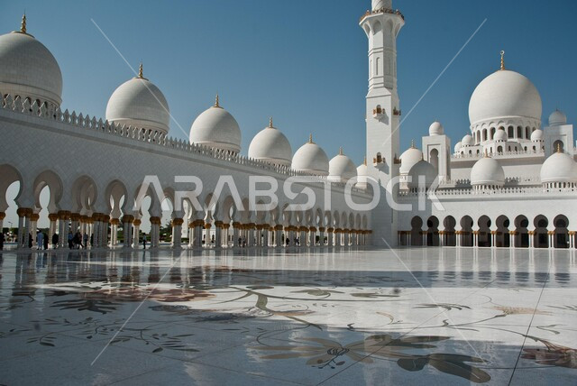 الفن الهندسي المعماري لبناء المساجد على الطراز العربي الإسلامي, التصاميم المميزة للقبب والمآذن, مسجد في المملكة العربية السعودية نهارا, نداء المسلمين لأداء الفرائض والصلوات, مفهوم العبادة والتقرب إلى الله تعالى