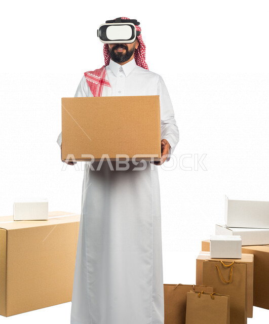 بورتريه لرجل عربي سعودي خليجي يعمل في شحن و توصيل الطلبات يرتدي نظارة الواقع الافتراضي, استخدام التقنيه الحديثه لتوصيل الطلبات, الشحن والتوصيل في العالم الافتراضي, خدمات متطوره, خدمة التوصيل السريع بالتقنيه الحديثه, بيئة شحن  وتوصيل للبضائع ثلاثية الأبعاد