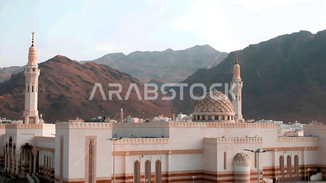 مسجد سيد الشهداء في المدينة المنورة, الفن الهندسي المعماري لبناء المساجد على الطراز الإسلامي, التصاميم المميزة للقبب والمآذن, نداء المسلمين لأداء الفرائض والصلوات, مفهوم العبادة والتقرب إلى الله تعالى, المعالم الدينية الإسلامية في المملكة العربية السعودية