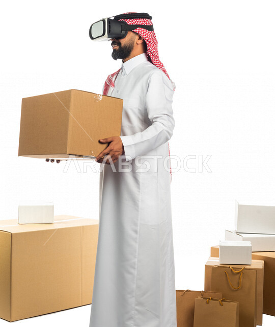 بورتريه لرجل عربي سعودي خليجي يعمل في شحن و توصيل الطلبات يرتدي نظارة الواقع الافتراضي, استخدام التقنيه الحديثه لتوصيل الطلبات, الشحن والتوصيل في العالم الافتراضي, خدمات متطوره, خدمة التوصيل السريع بالتقنيه الحديثه, بيئة شحن  وتوصيل للبضائع ثلاثية الأبعاد
