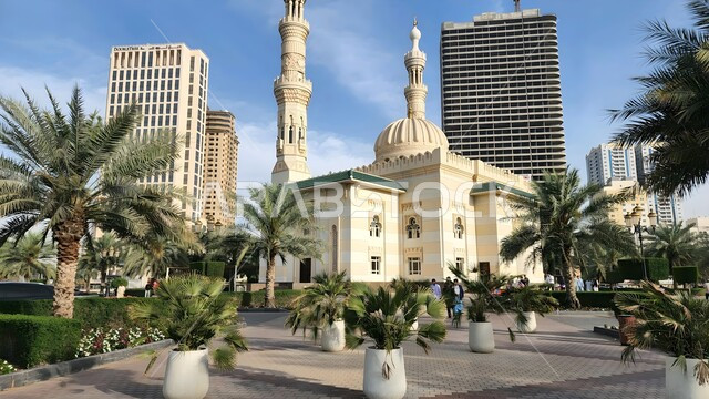 مسجد حديقة المجاز في إمارة الشارقة، المعالم الدينية في الإمارات العربية المتحدة، مفهوم العبادة والتقرب إلى الله، الفن الهندسي المعماري للمآذن والقبب، التصاميم والديكورات الخارجية على الطراز الإسلامي، الاهتمام بزراعة الأشجار والنباتات الخضراء
