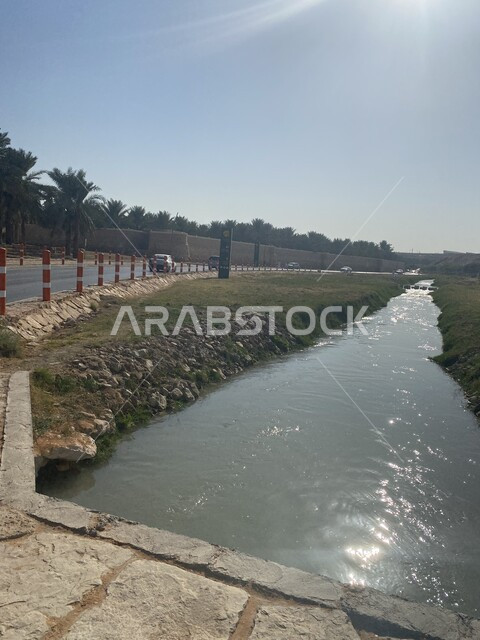 وادي حنيفة في مدينة الرياض، اماكن ومعالم سياحية في المملكة العربية السعودية، جذب واستقطاب السياح من كافة انحاء العالم، المياه المتدفقة في الينابيع والبحيرات، الاهتمام بزراعة الاشجار والنباتات الطبيعية الخضراء