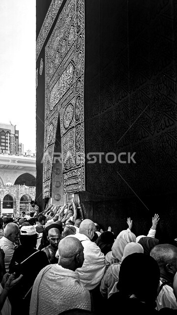أماكن ومعالم دينية إسلامية مقدسة، أداء مناسك الحج والعمرة، المسجد الحرام في مكة المكرمة في المملكة العربية السعودية، طواف حجاج بيت الله الحرام حول الكعبة المشرفة في ساحات الحرم المكي الشريف، مقصد المسلمين من كل بقاع الأرض، مفهوم العبادة والتقرب إلى الله