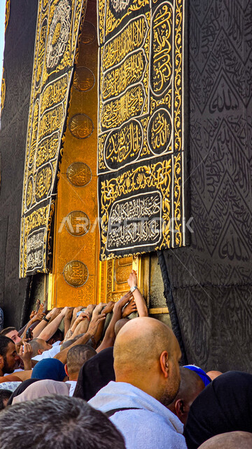 أماكن ومعالم دينية إسلامية مقدسة، أداء مناسك الحج والعمرة، المسجد الحرام في مكة المكرمة في المملكة العربية السعودية، طواف حجاج بيت الله الحرام حول الكعبة المشرفة في ساحات الحرم المكي الشريف، مقصد المسلمين من كل بقاع الأرض، مفهوم العبادة والتقرب إلى الله