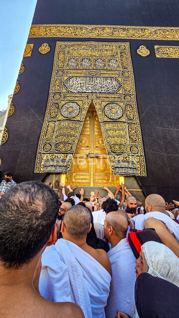 أماكن ومعالم دينية إسلامية مقدسة، أداء مناسك الحج والعمرة، المسجد الحرام في مكة المكرمة في المملكة العربية السعودية، طواف حجاج بيت الله الحرام حول الكعبة المشرفة في ساحات الحرم المكي الشريف، مقصد المسلمين من كل بقاع الأرض، مفهوم العبادة والتقرب إلى الله