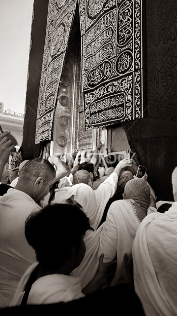 أماكن ومعالم دينية إسلامية مقدسة، أداء مناسك الحج والعمرة، المسجد الحرام في مكة المكرمة في المملكة العربية السعودية، طواف حجاج بيت الله الحرام حول الكعبة المشرفة في ساحات الحرم المكي الشريف، مقصد المسلمين من كل بقاع الأرض، مفهوم العبادة والتقرب إلى الله