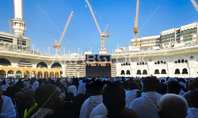مفهوم العبادة والتقرب إلى الله، أماكن ومعالم دينية إسلامية مقدسة، أداء مناسك الحج والعمرة، المسجد الحرام في مكة المكرمة في المملكة العربية السعودية، طواف حجاج بيت الله الحرام حول الكعبة المشرفة في ساحات الحرم المكي الشريف، مقصد المسلمين من كل بقاع الأرض