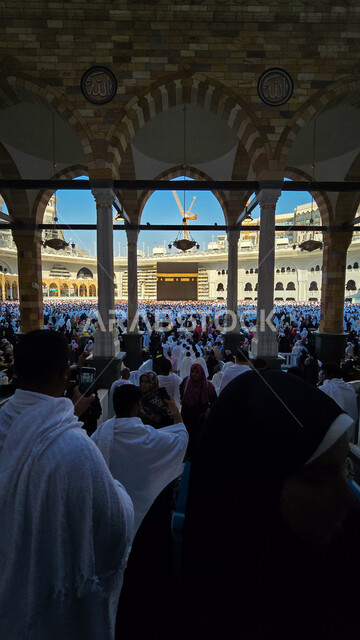 مفهوم العبادة والتقرب إلى الله، أماكن ومعالم دينية إسلامية مقدسة، أداء مناسك الحج والعمرة، المسجد الحرام في مكة المكرمة في المملكة العربية السعودية، طواف حجاج بيت الله الحرام حول الكعبة المشرفة في ساحات الحرم المكي الشريف، مقصد المسلمين من كل بقاع الأرض
