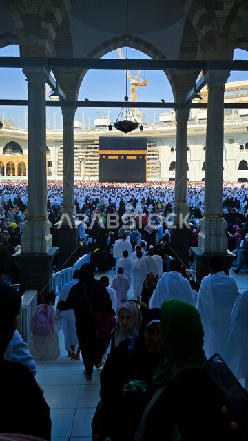 مفهوم العبادة والتقرب إلى الله، أماكن ومعالم دينية إسلامية مقدسة، أداء مناسك الحج والعمرة، المسجد الحرام في مكة المكرمة في المملكة العربية السعودية، طواف حجاج بيت الله الحرام حول الكعبة المشرفة في ساحات الحرم المكي الشريف، مقصد المسلمين من كل بقاع الأرض