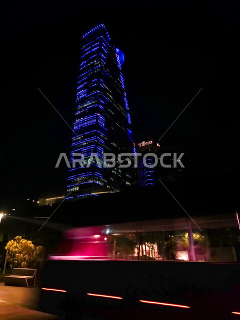 جذب واستقطاب السياح من انحاء العالم، برج المقر الرئيس للأعمال التجارية في مدينة جدة، منظر الواجهة البحرية في المملكة العربية السعودية، الاهتمام بزراعة النباتات الخضراء واشجار النخيل في الاماكن السياحية، المناظر الطبيعية في المدن الساحلية