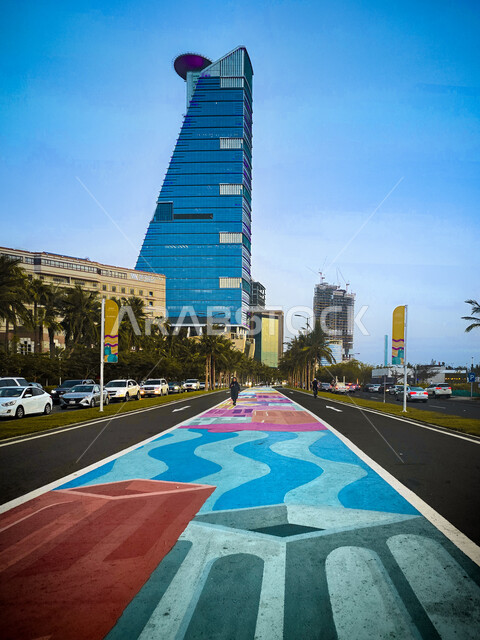 جذب واستقطاب السياح من انحاء العالم، برج المقر الرئيس للأعمال التجارية في مدينة جدة، منظر الواجهة البحرية في المملكة العربية السعودية، الاهتمام بزراعة النباتات الخضراء واشجار النخيل في الاماكن السياحية، المناظر الطبيعية في المدن الساحلية