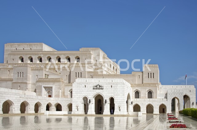 اماكن جذب واستقطاب السياح من انحاء العالم، مدن ومعالم سياحية، الفن الهندسي المعماري لبناء المباني على الطراز الحديث، مبنى دار الاوبرا في مسقط، الواجهة الثقافية لسلطنة عمان