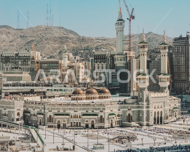  أداء مناسك الحج والعمرة, الأماكن والمعالم الدينية الإسلامية المقدسة في المملكة العربية السعودية, العبادة والتقرب إلى الله تعالى، حجاج بيت الله الحرام في ساحات الحرم المكي الشريف، الكعبة المشرفة بمكة المكرمة, مقصد المسلمين من أنحاء العالم