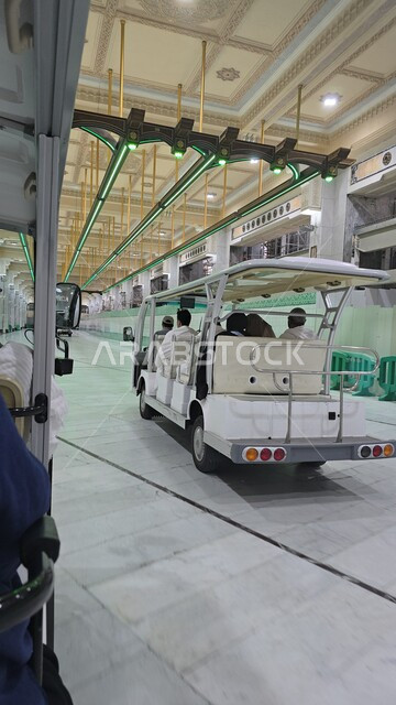 عربة كهربائية لنقل المعتمرين في المسعى في الحرم الشريف في مكة المكرمة، السعي بين الصفا والمروة، اداء مناسك الحج والعمرة، مفهوم العبادة والتقرب الى الله، معالم دينية إسلامية مقدسة في المملكة العربية السعودية