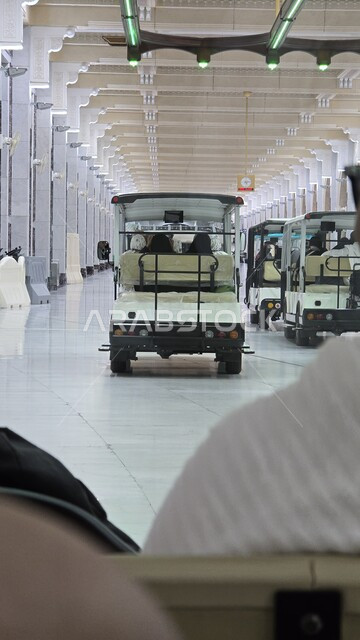 عربة كهربائية لنقل المعتمرين في المسعى في الحرم الشريف في مكة المكرمة، السعي بين الصفا والمروة، اداء مناسك الحج والعمرة، مفهوم العبادة والتقرب الى الله، معالم دينية إسلامية مقدسة في المملكة العربية السعودية