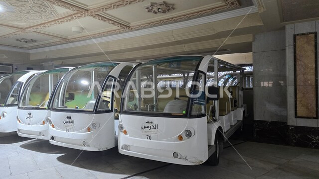 عربة كهربائية لنقل المعتمرين في المسعى في الحرم الشريف في مكة المكرمة، السعي بين الصفا والمروة، اداء مناسك الحج والعمرة، مفهوم العبادة والتقرب الى الله، معالم دينية إسلامية مقدسة في المملكة العربية السعودية