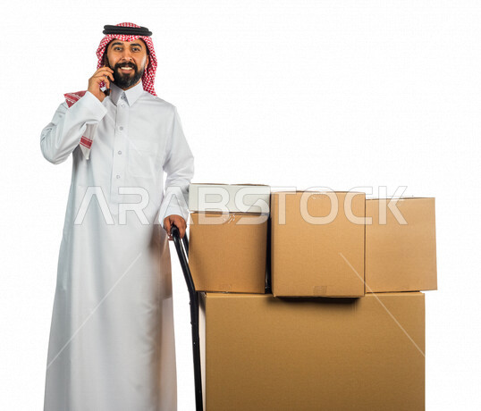 بورتريه لرجل عربي سعودي خليجي يعمل في توصيل الطلبات والبضائع للزبائن, التسوق الالكتروني, طلبات اونلاين, امين مخازن, مندوب مبيعات, توثيق الطلبات, تاكيد الحجوزات, التأكد من وجود البضائع وتوفرها, التواصل الفعال مع العملاء, تأكيد مواعيد الاستلام