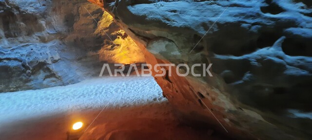 التكوينات الصخرية الطبيعية، معالم العلا السياحية، القمم والمرتفعات الصخرية، الصخور والتصدعات في مدائن صالح بالمملكة العربية السعودية