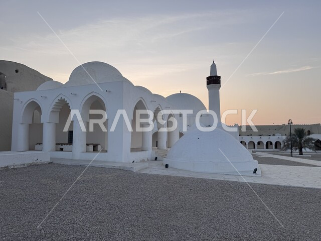 الفن الهندسي المعماري على الطراز القديم للقصور, المعالم الأثرية التاريخية القديمة, الأماكن السياحية التراثية المشهورة في المملكة العربية السعودية, قصر إبراهيم الأثري في منطقة الأحساء نهارا